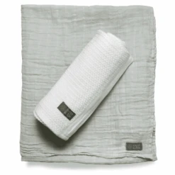 VINTER&BLOOM Geschenkset Kuscheldecke Soft Grid & Musselindecke GOTS Bright White/Sage Green